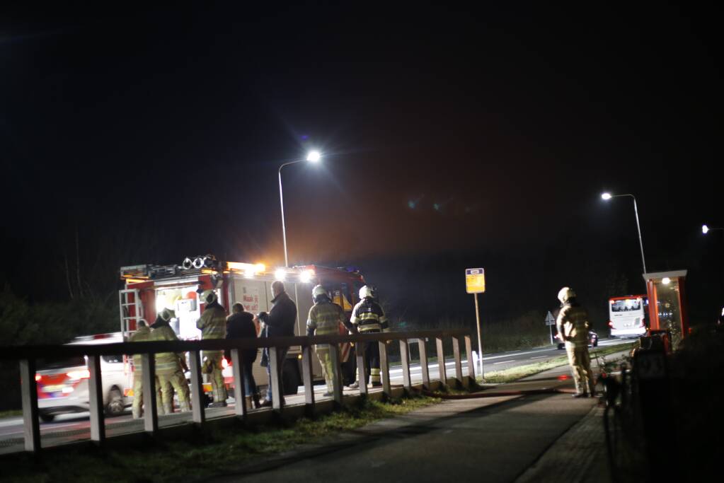 Schuur met rietenkap in brand