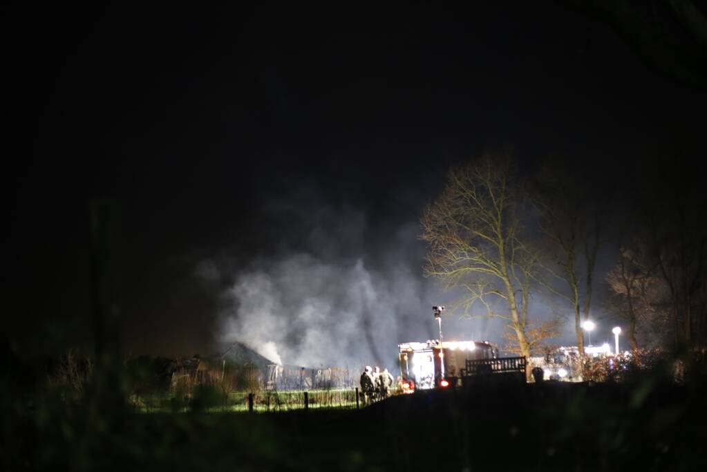 Schuur met rietenkap in brand