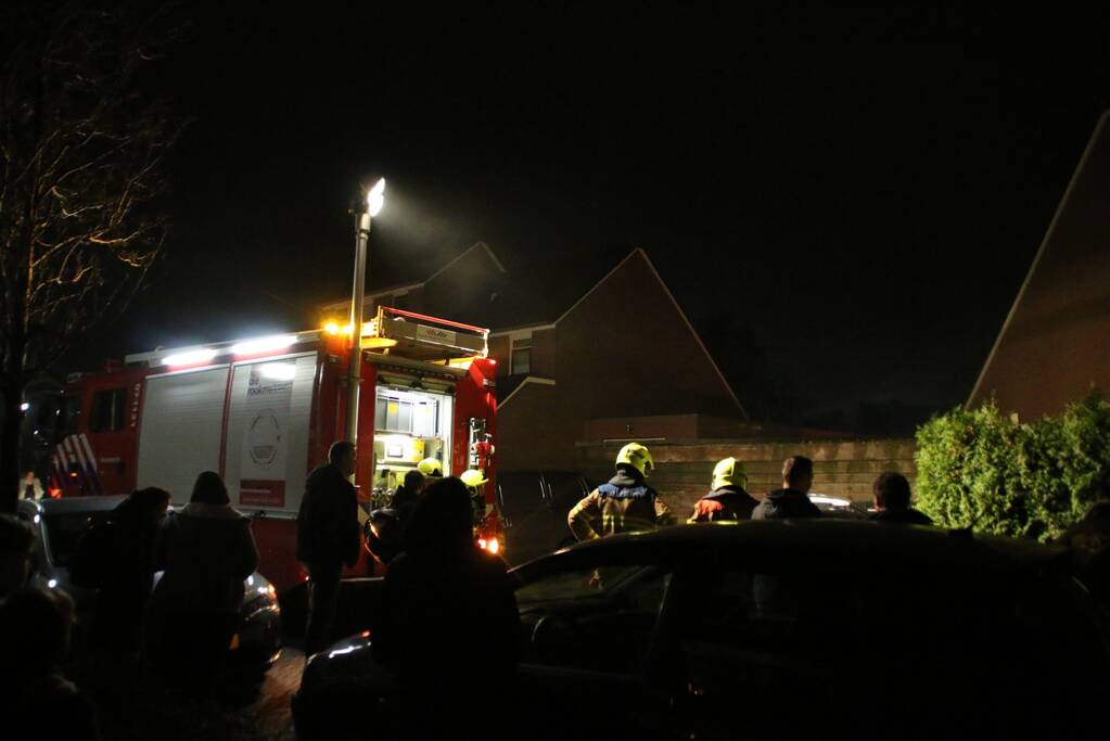 Buurtbewoners blussen autobrand