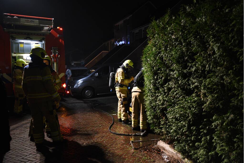 Buurtbewoners blussen autobrand