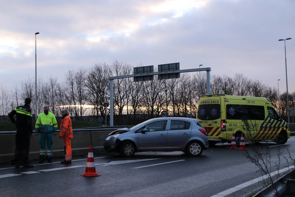 Auto klapt op vangrail