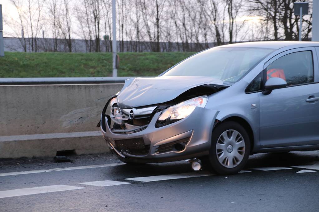 Auto klapt op vangrail