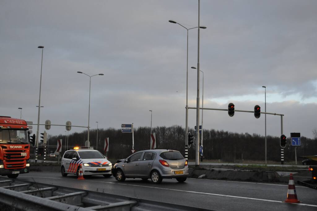 Auto klapt op vangrail