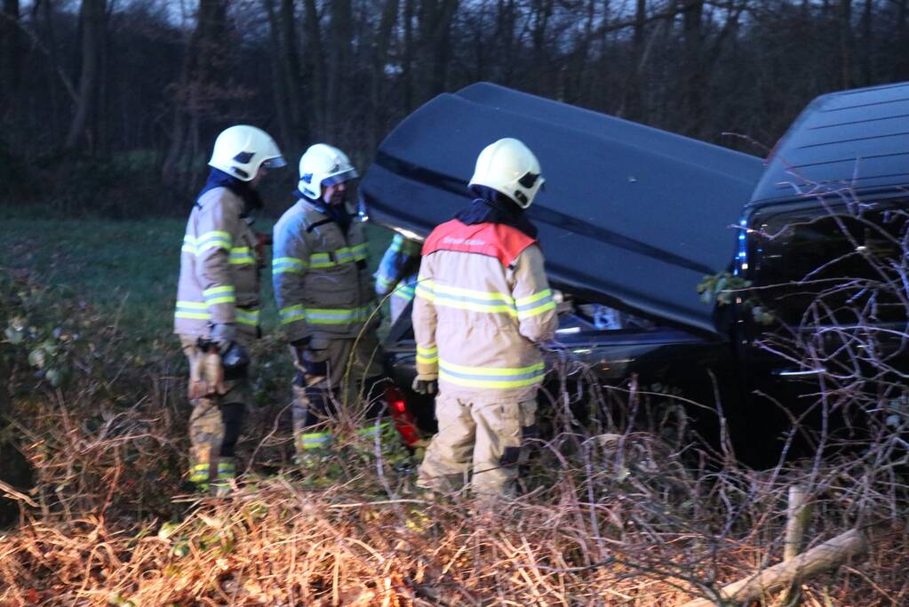 Auto vliegt uit de bocht