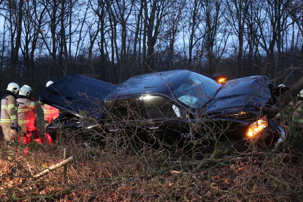 Auto vliegt uit de bocht