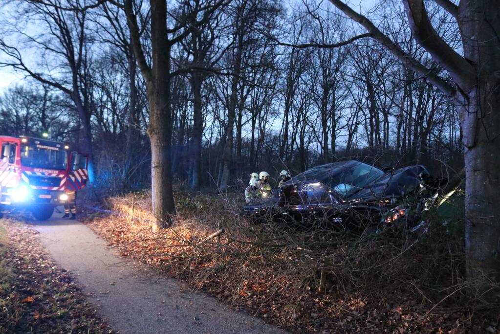 Auto vliegt uit de bocht