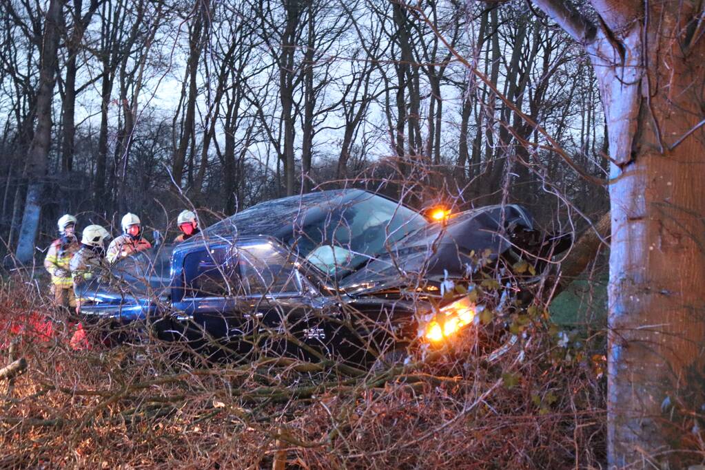 Auto vliegt uit de bocht
