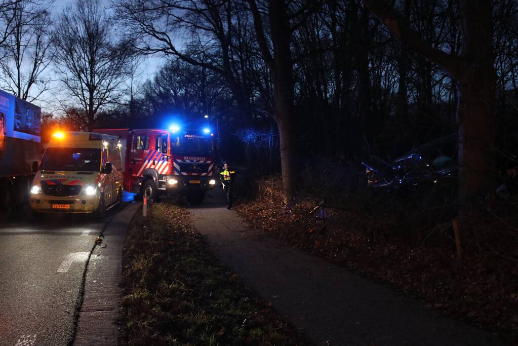 Auto vliegt uit de bocht