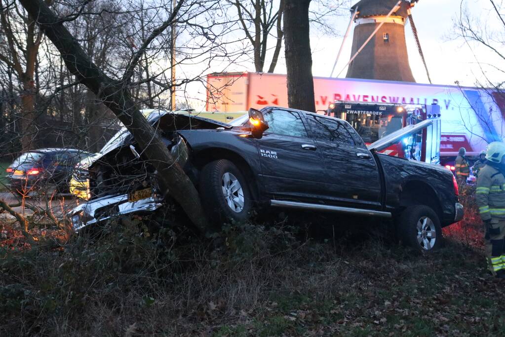 Auto vliegt uit de bocht