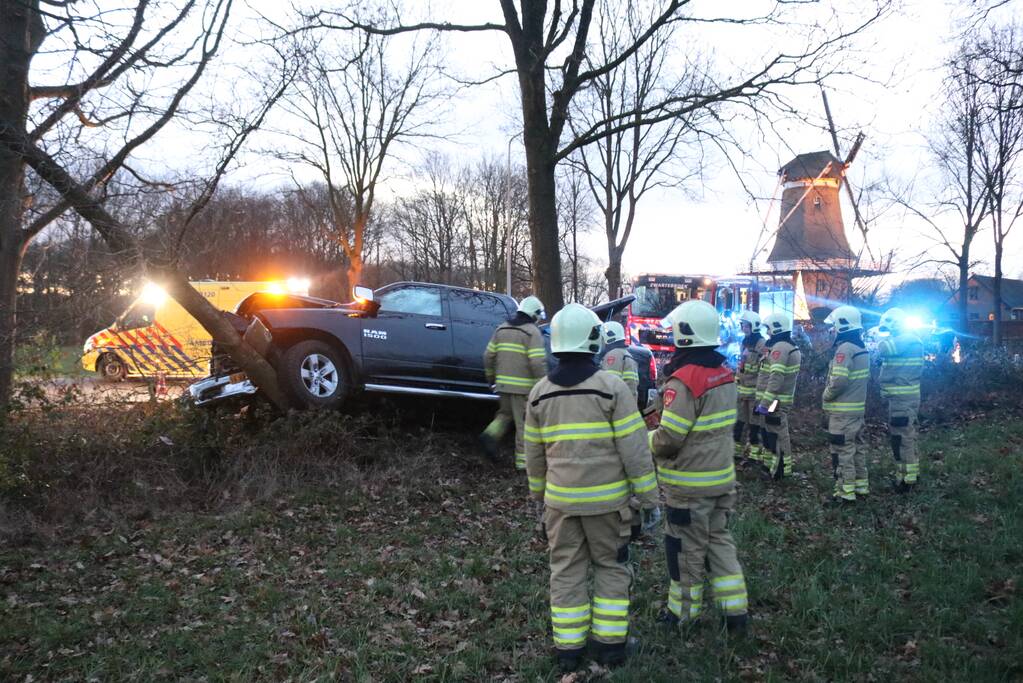 Auto vliegt uit de bocht