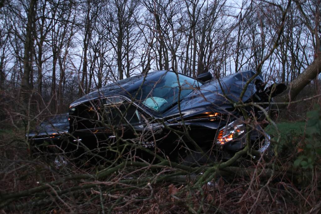 Auto vliegt uit de bocht