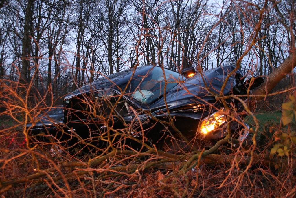 Auto vliegt uit de bocht