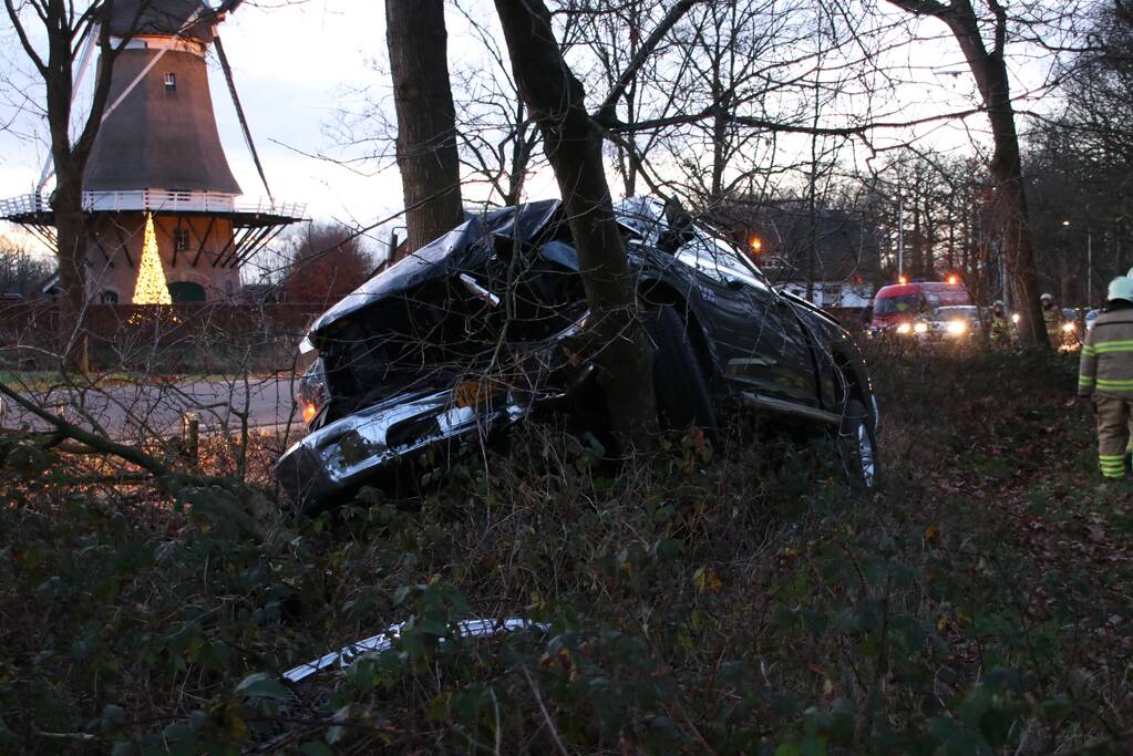 Auto vliegt uit de bocht