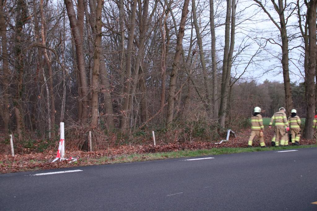 Auto vliegt uit de bocht