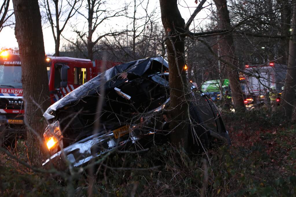 Auto vliegt uit de bocht