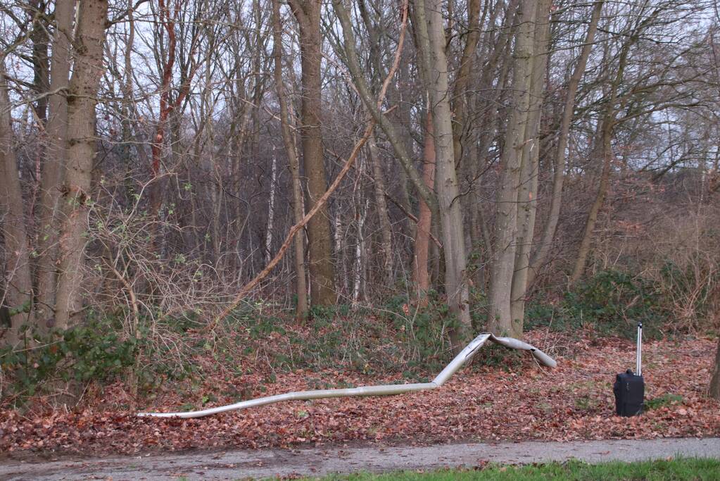 Auto vliegt uit de bocht