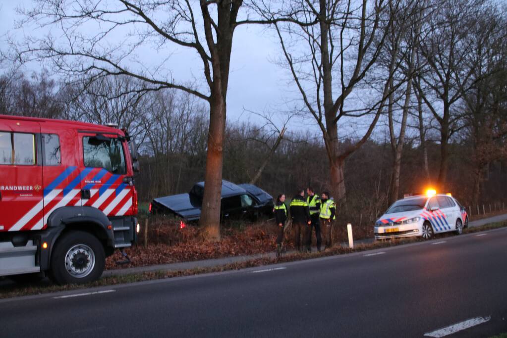 Auto vliegt uit de bocht