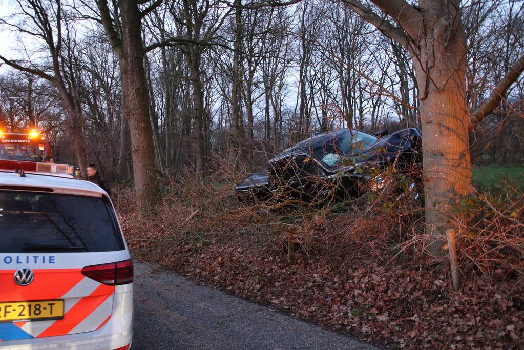 Auto vliegt uit de bocht