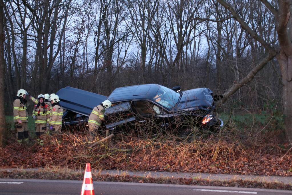 Auto vliegt uit de bocht