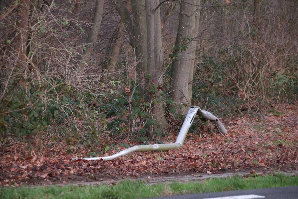 Auto vliegt uit de bocht
