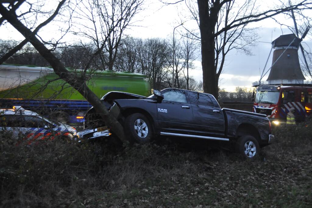 Auto vliegt uit de bocht