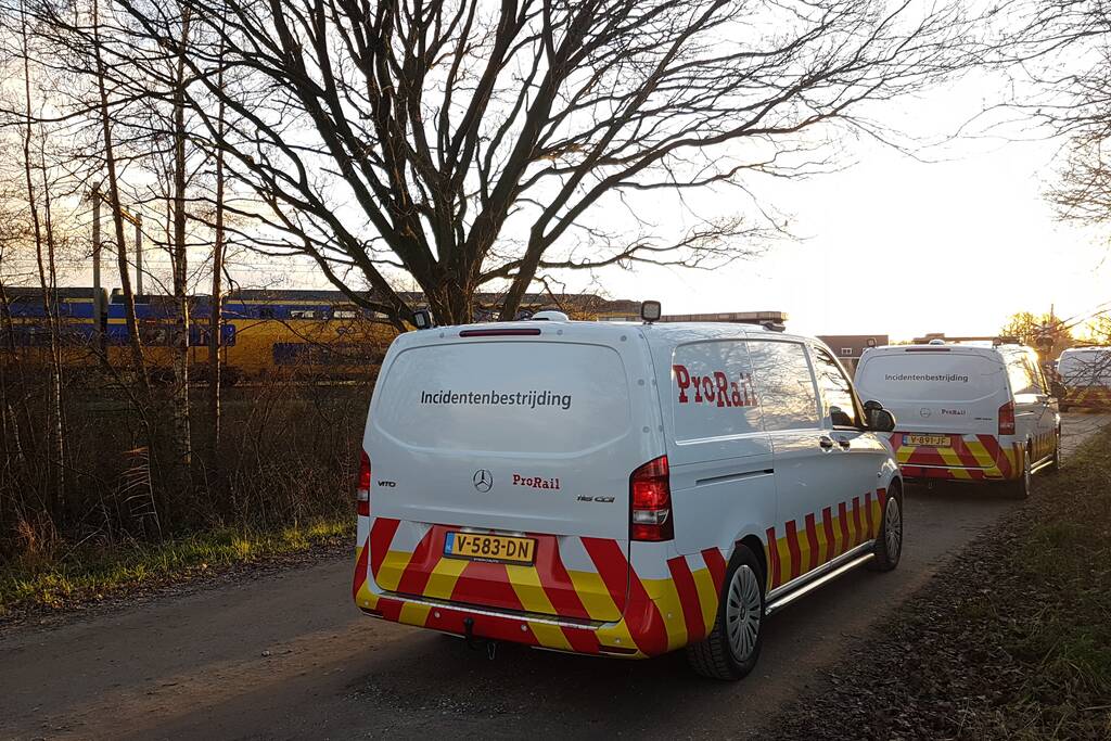 Trein ramt auto; bestuurder vlucht net op tijd