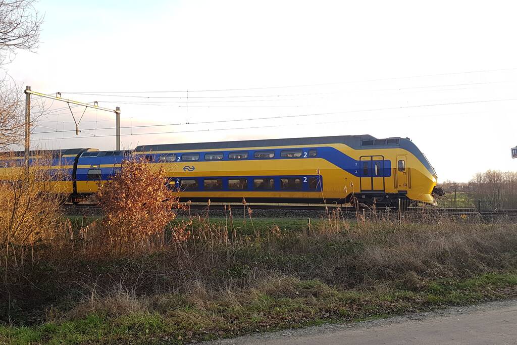 Trein ramt auto; bestuurder vlucht net op tijd