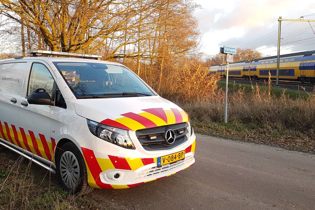 Trein ramt auto; bestuurder vlucht net op tijd