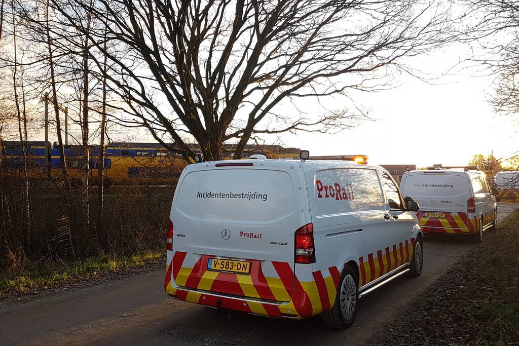Trein ramt auto; bestuurder vlucht net op tijd