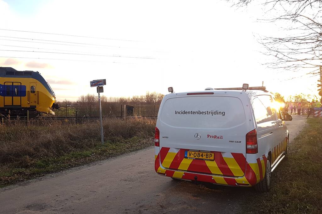Trein ramt auto; bestuurder vlucht net op tijd