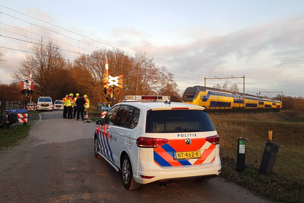 Trein ramt auto; bestuurder vlucht net op tijd