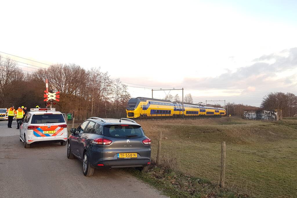 Trein ramt auto; bestuurder vlucht net op tijd