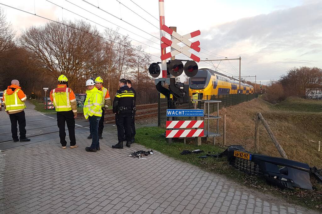 Trein ramt auto; bestuurder vlucht net op tijd