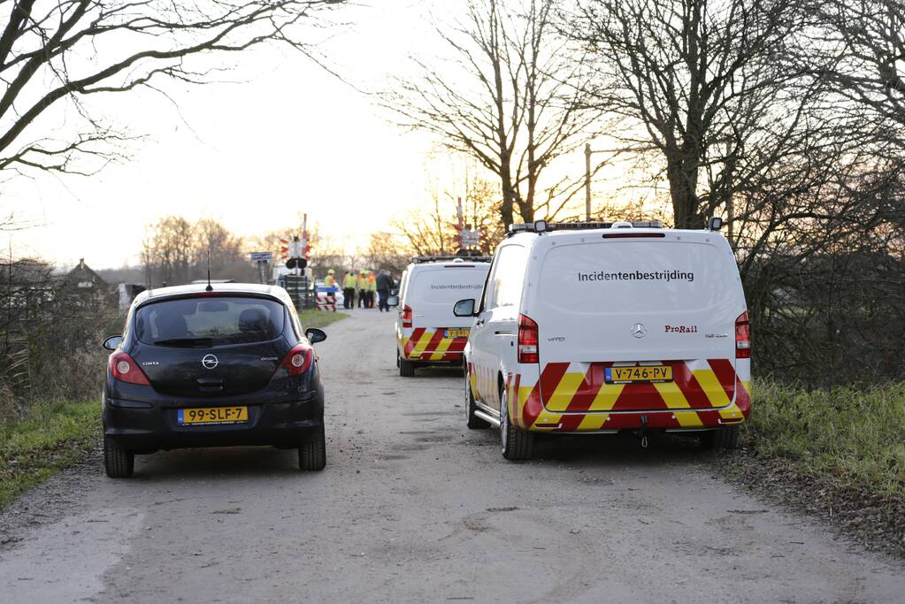 Trein ramt auto; bestuurder vlucht net op tijd