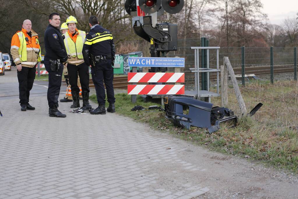 Trein ramt auto; bestuurder vlucht net op tijd