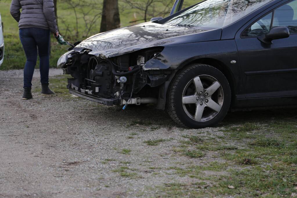 Trein ramt auto; bestuurder vlucht net op tijd