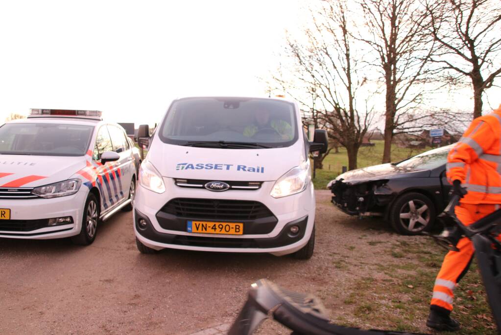 Trein ramt auto; bestuurder vlucht net op tijd