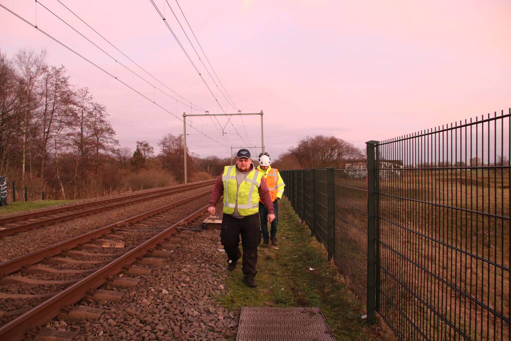 Trein ramt auto; bestuurder vlucht net op tijd