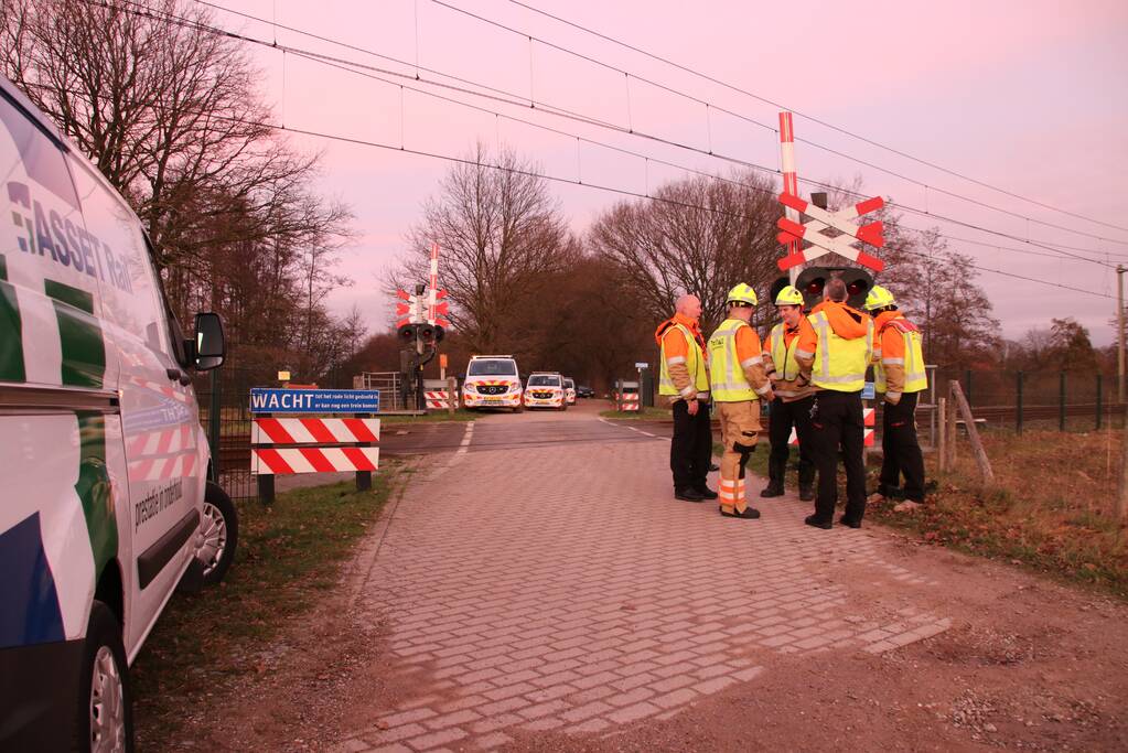 Trein ramt auto; bestuurder vlucht net op tijd