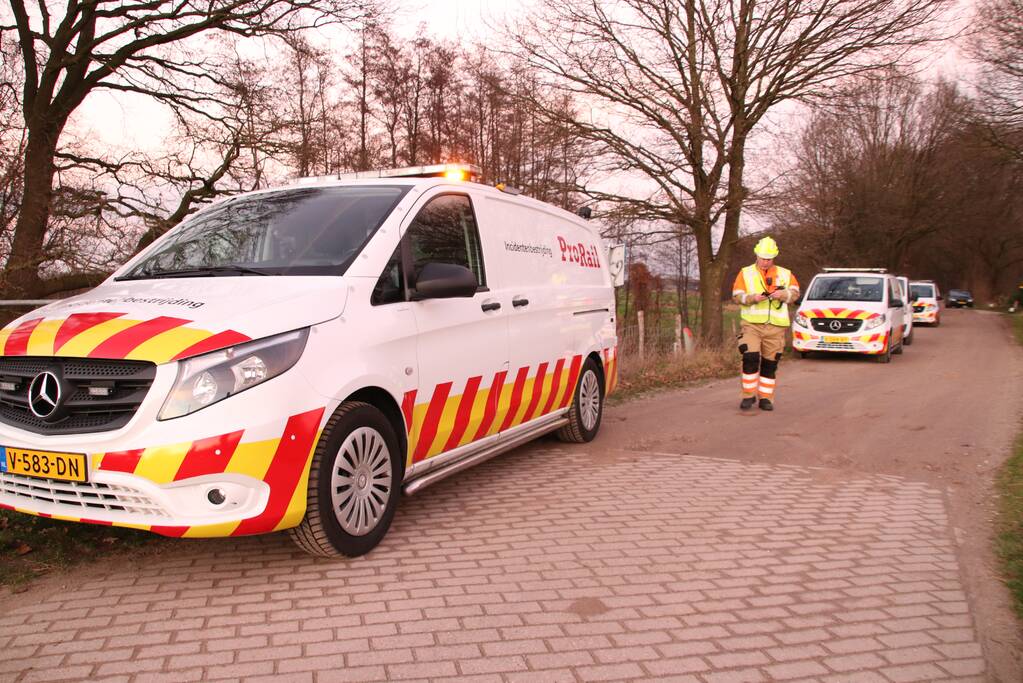 Trein ramt auto; bestuurder vlucht net op tijd