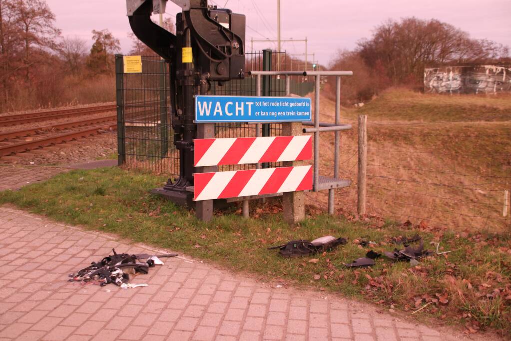 Trein ramt auto; bestuurder vlucht net op tijd