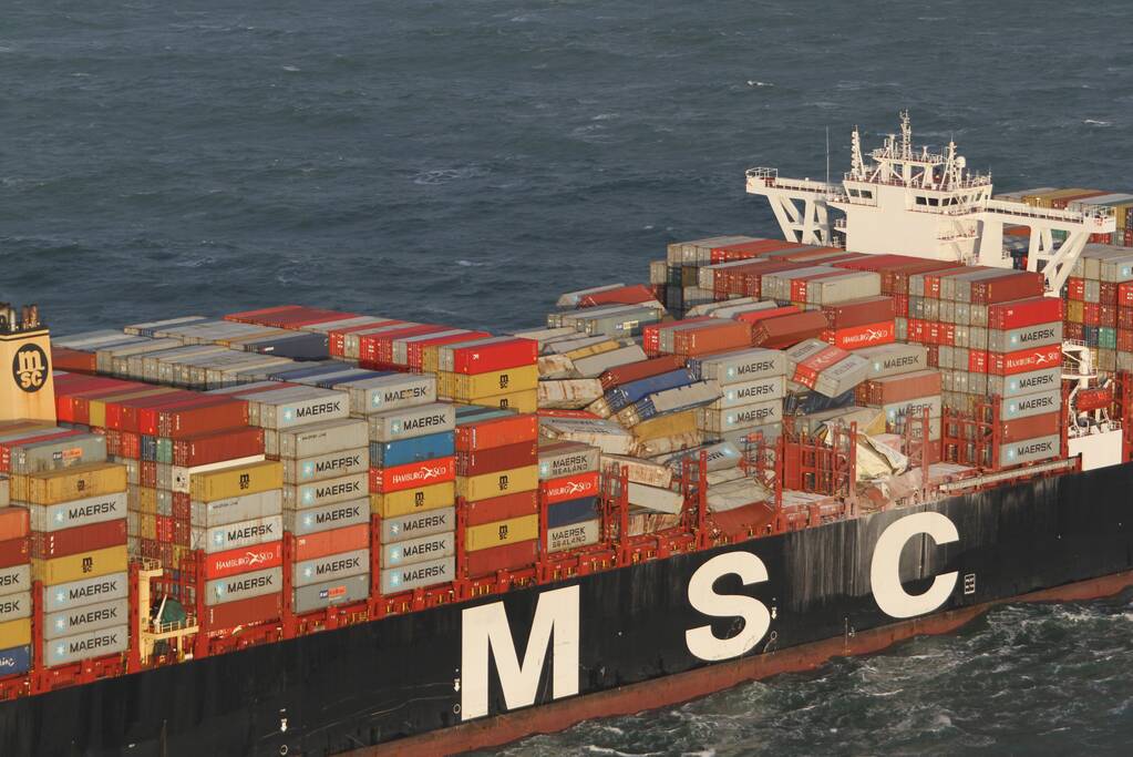 Schip verliest ruim 270 containers op zee