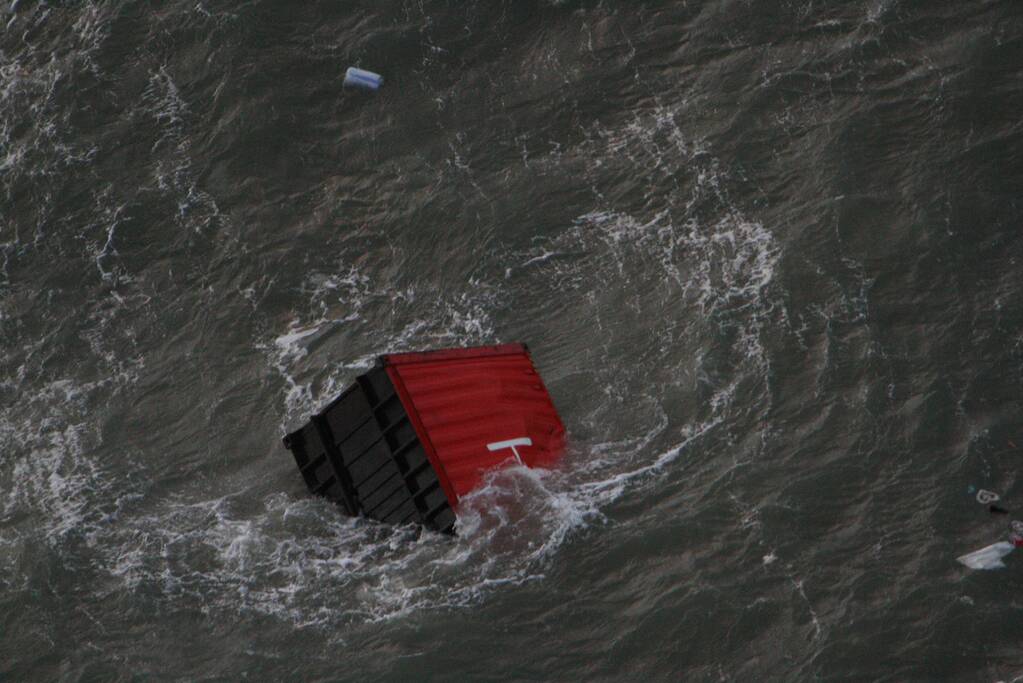 Schip verliest ruim 270 containers op zee