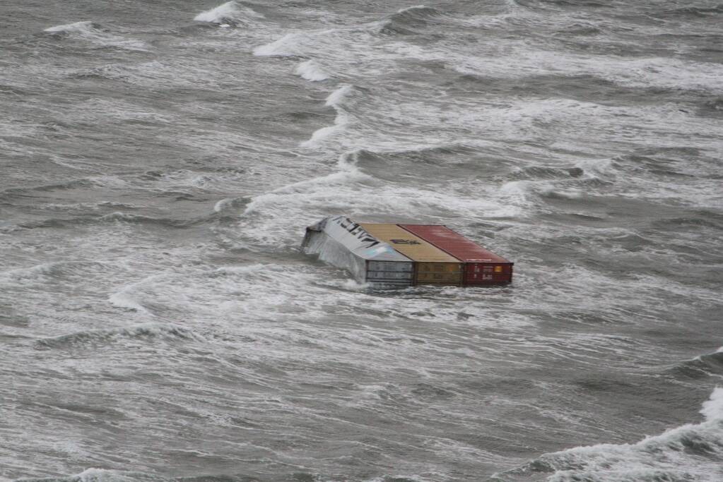 Schip verliest ruim 270 containers op zee