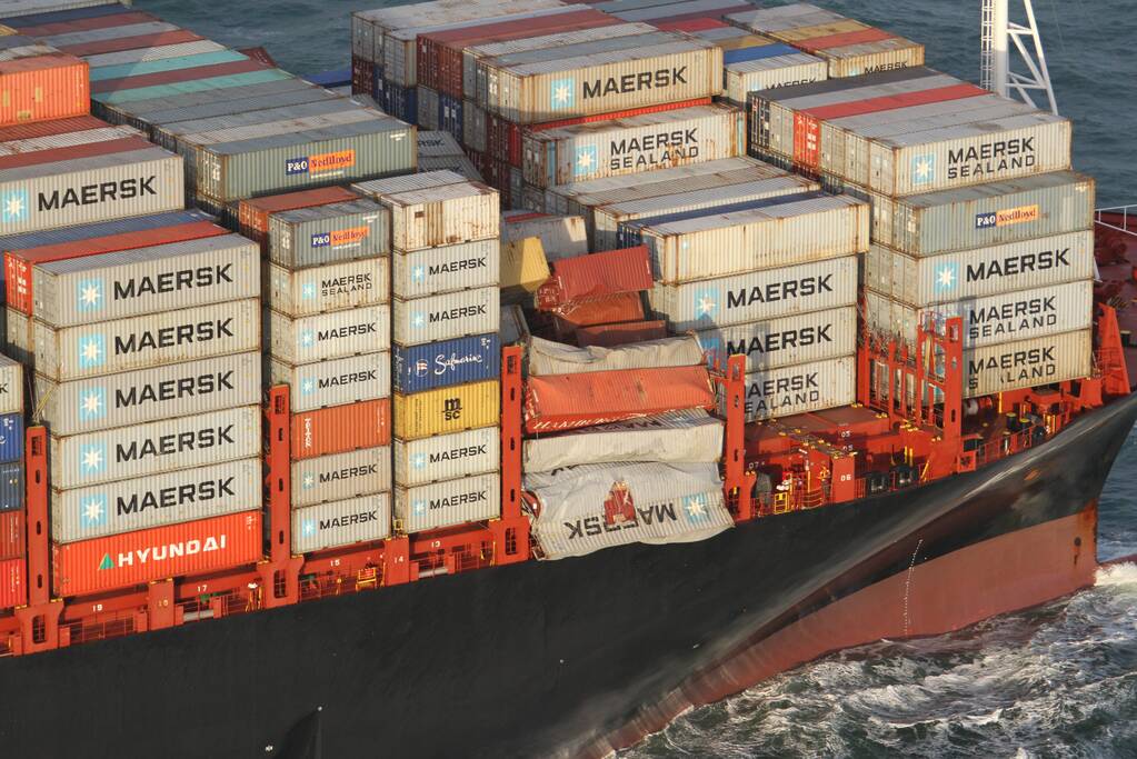 Schip verliest ruim 270 containers op zee