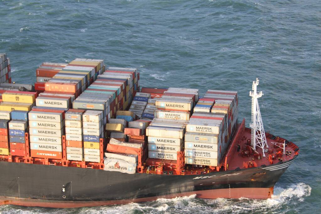 Schip verliest ruim 270 containers op zee