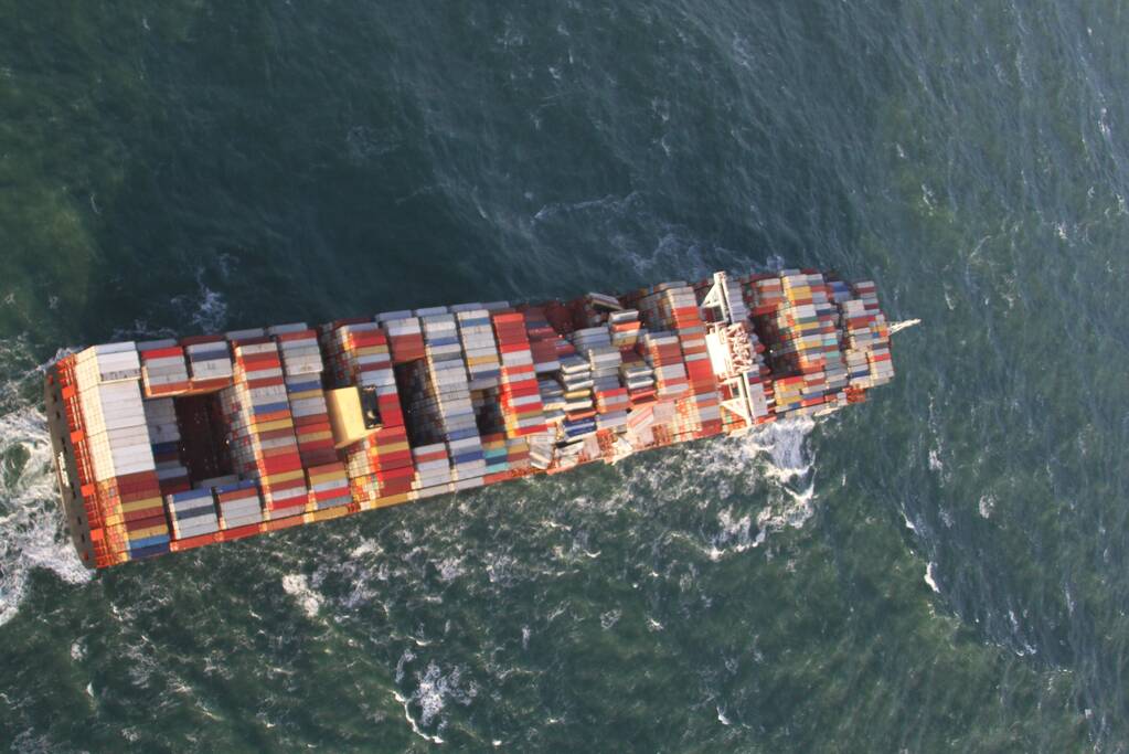 Schip verliest ruim 270 containers op zee