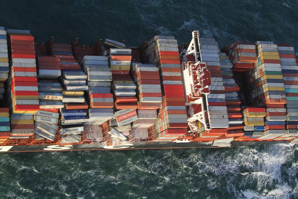 Schip verliest ruim 270 containers op zee