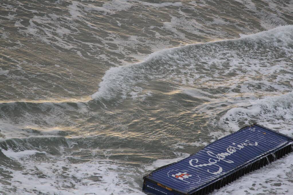 Schip verliest ruim 270 containers op zee