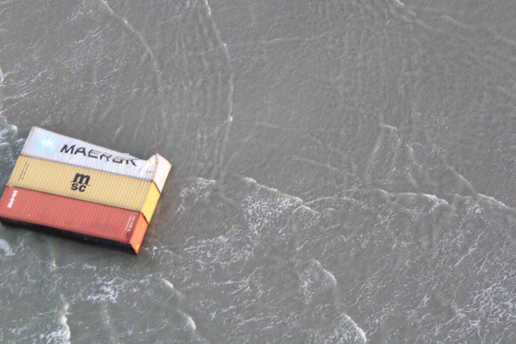 Schip verliest ruim 270 containers op zee